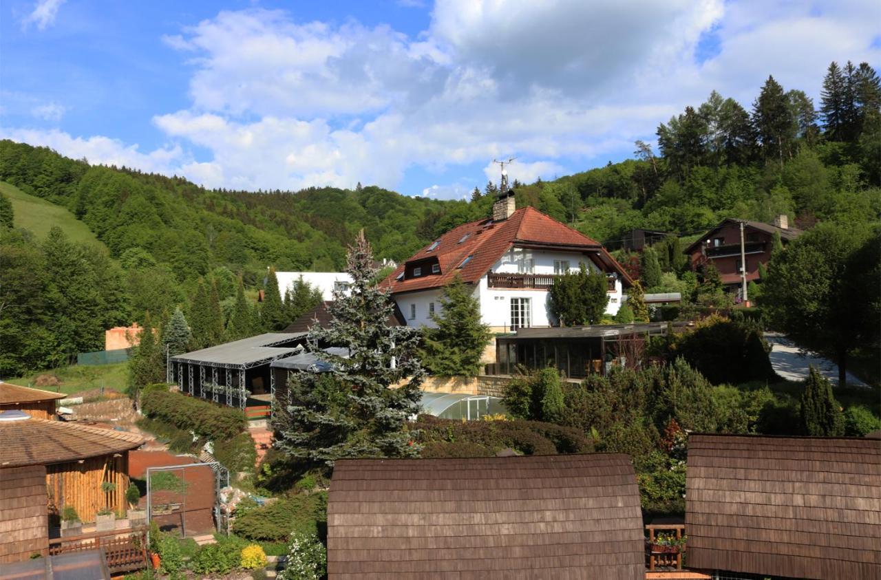 Penzion V Hluboké a Department Glamp Vsetín Buitenkant foto